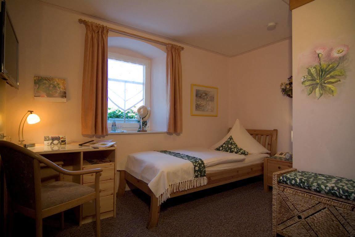 Logis L'Auberge Gutshof บิสชอฟส์แวร์ดา ภายนอก รูปภาพ